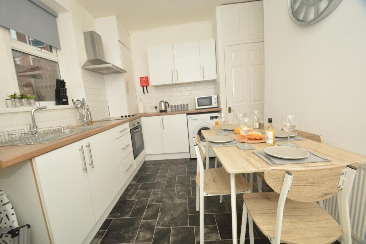 Spacious And Homely 2 Bedroom Flat - Suitelivin Gateshead Exterior photo